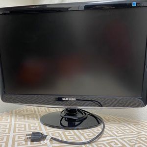 SAMSUNG HDTV small tv screen/ monitor